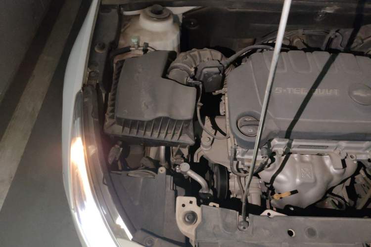 Used Chevrolet Cruze 2015 1.5L Classic SE MT Engine Bay Right