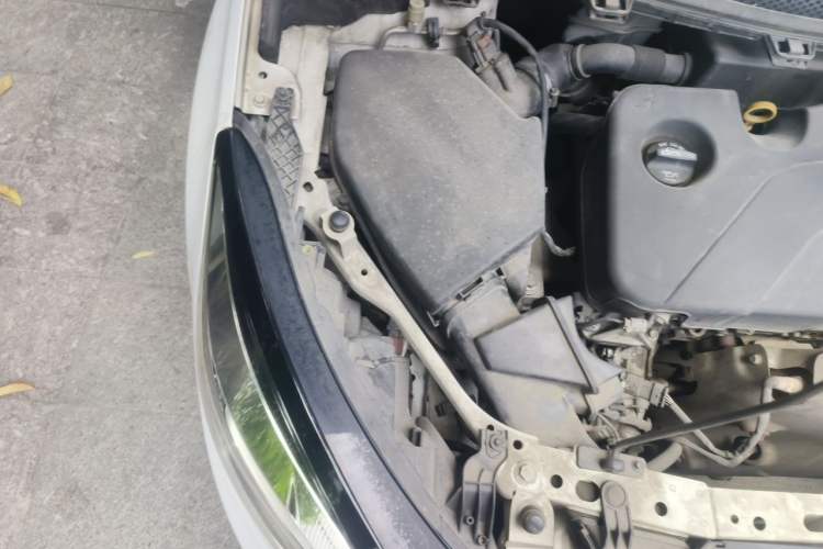 Used Chevrolet Cruze 2015 1.5L Automatic Fashion Navigation Edition Engine Bay Right