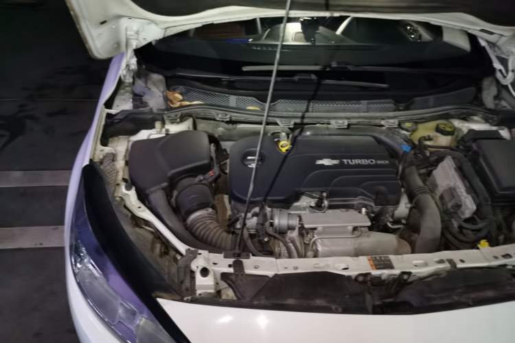 Used Chevrolet Cruze 2015 1.4T Manual Elite Edition Engine Bay Right