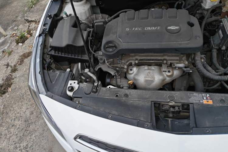 Used Chevrolet Cruze 2015 1.5L Classic SL MT Engine Bay Right