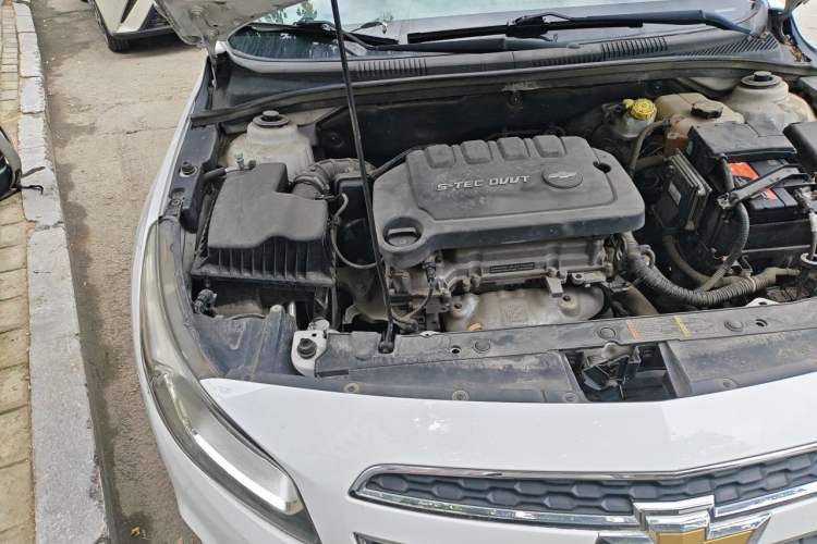 Used Chevrolet Cruze 2015 1.5L Classic SL MT Engine Bay Right