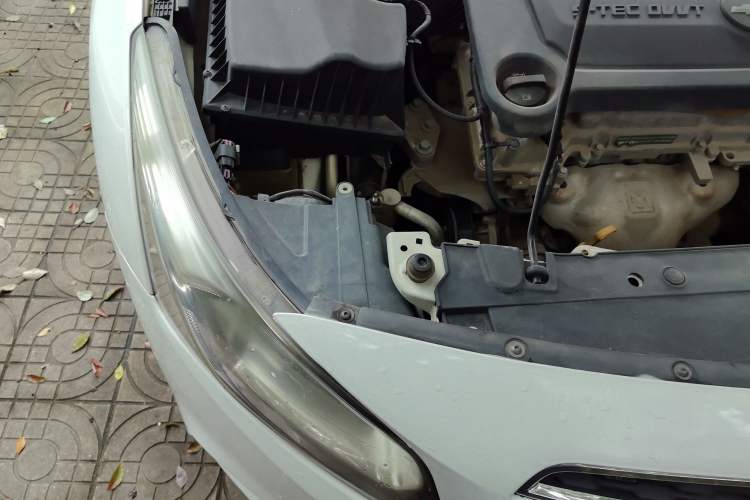 Used Chevrolet Cruze 2015 1.5L Classic SL MT Engine Bay Right