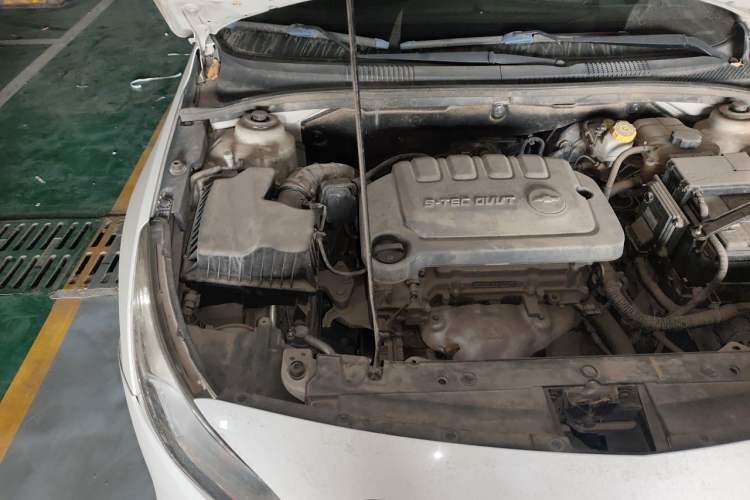 Used Chevrolet Cruze 2015 1.5L Classic SL MT Engine Bay Right