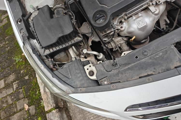 Used Chevrolet Cruze 2015 1.5L Classic SE MT Engine Bay Right