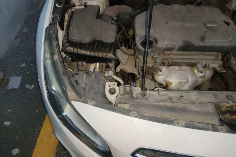 Used Chevrolet Cruze 2015 1.5L Classic SE MT Engine Bay Right