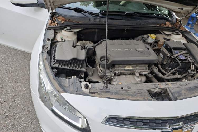 Used Chevrolet Cruze 2015 1.5L Classic SE MT Engine Bay Right