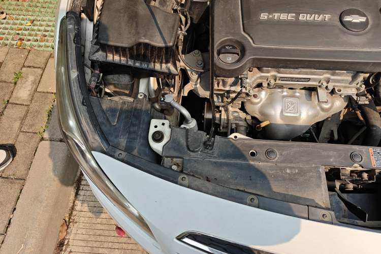 Used Chevrolet Cruze 2015 1.5L Classic SE MT Engine Bay Right