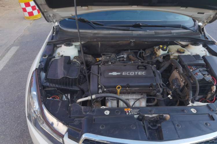 Used Chevrolet Cruze 2015 Hatchback 1.6L Manual Comfort Edition Engine Bay Right