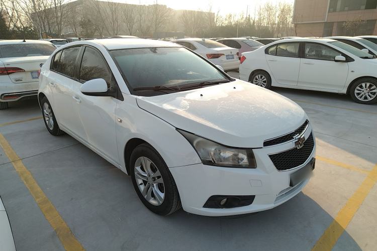 Used Chevrolet Cruze 2015 Hatchback 1.6L Automatic Comfort Edition Exterior 2