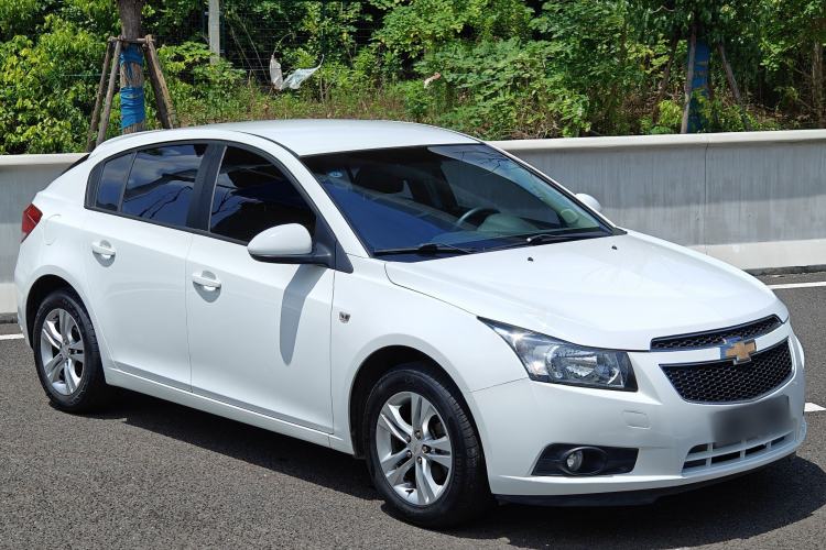 Used Chevrolet Cruze 2015 Hatchback 1.6L Automatic Comfort Edition Exterior 2