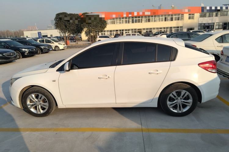 Used Chevrolet Cruze 2015 Hatchback 1.6L Automatic Comfort Edition Exterior 3