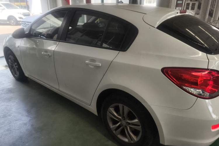 Used Chevrolet Cruze 2015 Hatchback 1.6L Automatic Comfort Edition Exterior 3