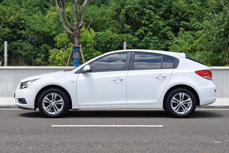 Used Chevrolet Cruze 2015 Hatchback 1.6L Automatic Comfort Edition Exterior 3