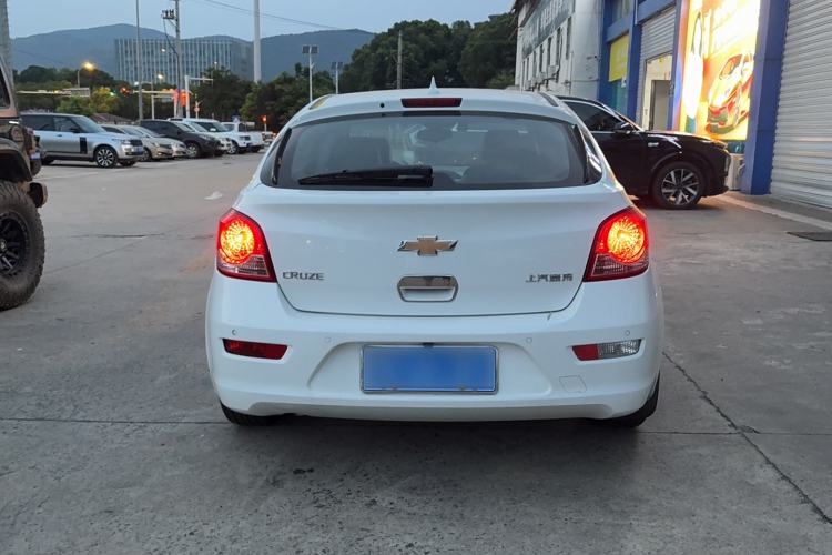 Used Chevrolet Cruze 2015 Hatchback 1.6L Automatic Comfort Edition Exterior 4