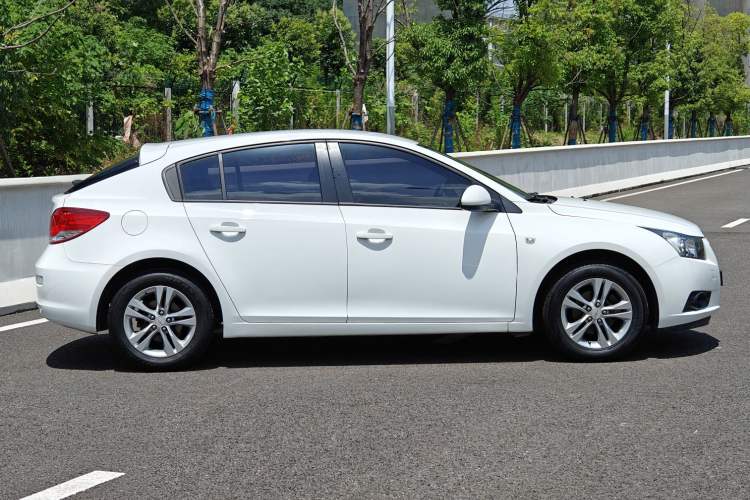 Used Chevrolet Cruze 2015 Hatchback 1.6L Automatic Comfort Edition Exterior 4