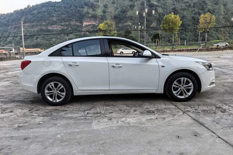 Used Chevrolet Cruze 2015 1.5L Classic SE AT Exterior 4