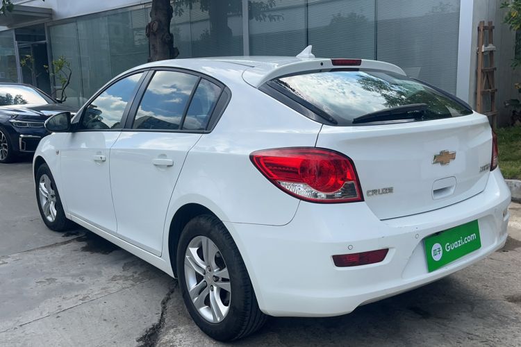 Used Chevrolet Cruze 2015 Hatchback 1.6L Manual Comfort Edition Exterior 5