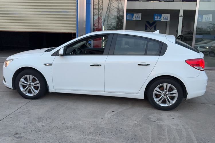 Used Chevrolet Cruze 2015 Hatchback 1.6L Automatic Comfort Edition Exterior 5