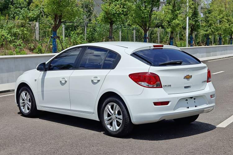 Used Chevrolet Cruze 2015 Hatchback 1.6L Automatic Comfort Edition Exterior 5