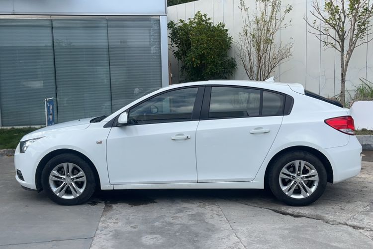 Used Chevrolet Cruze 2015 Hatchback 1.6L Manual Comfort Edition Exterior 6