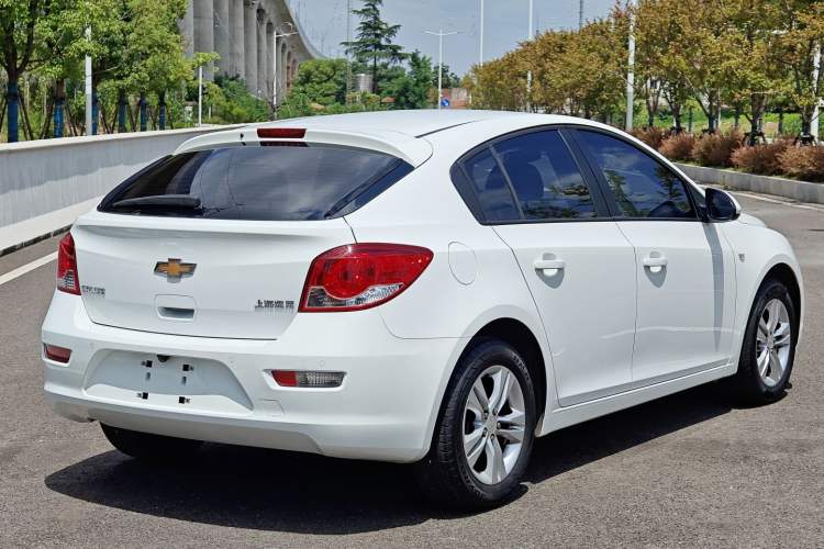 Used Chevrolet Cruze 2015 Hatchback 1.6L Automatic Comfort Edition Exterior 6