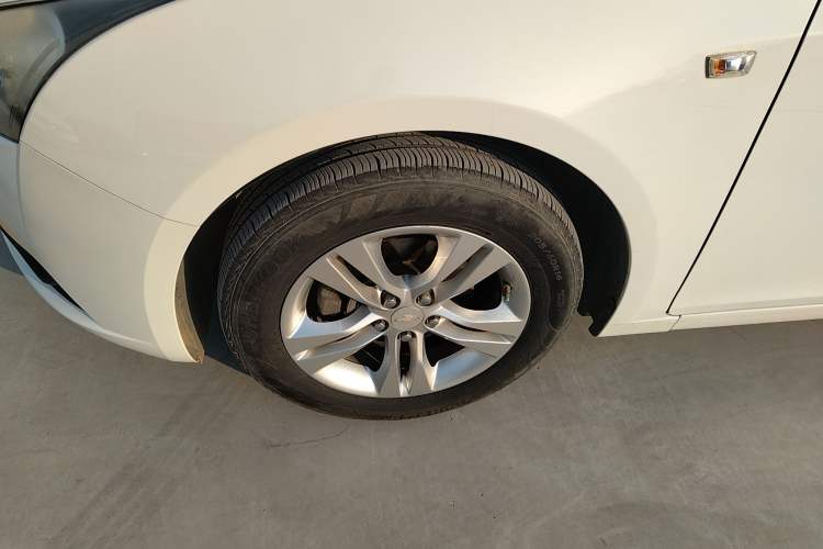 Used Chevrolet Cruze 2015 Hatchback 1.6L Automatic Comfort Edition Exterior 7