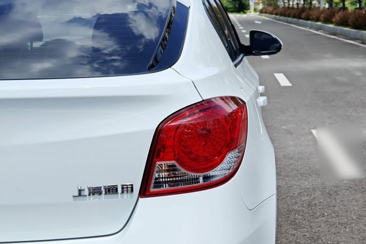 Used Chevrolet Cruze 2015 Hatchback 1.6L Automatic Comfort Edition Exterior 8
