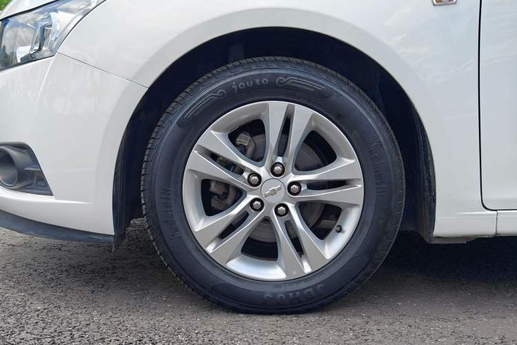Used Chevrolet Cruze 2015 Hatchback 1.6L Automatic Comfort Edition Exterior 9