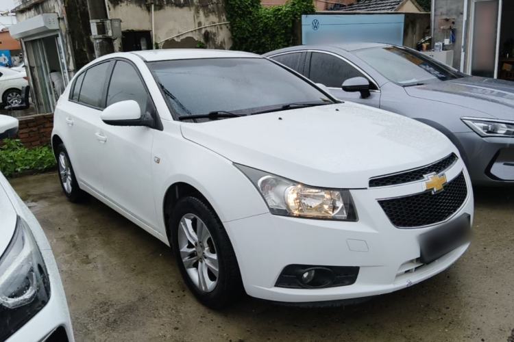 Used Chevrolet Cruze 2015 Hatchback 1.6L Automatic Comfort Edition Front Right 45 Deg