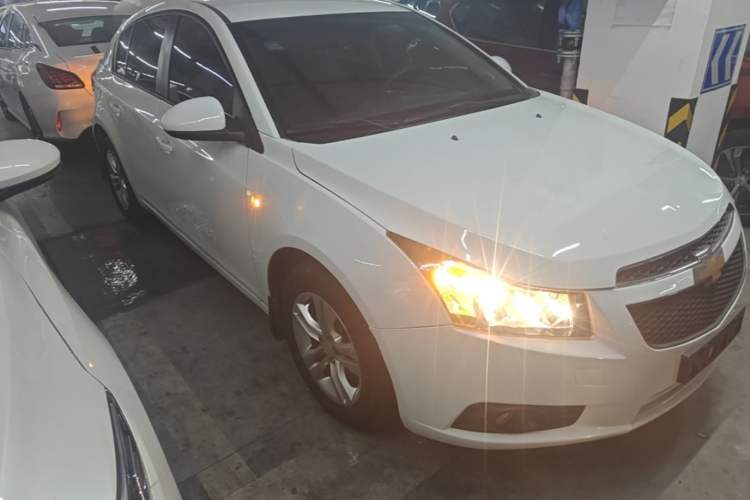 Used Chevrolet Cruze 2015 Hatchback 1.6L Automatic Comfort Edition Front Right 45 Deg