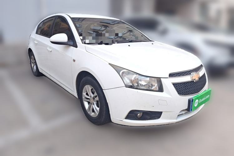 Used Chevrolet Cruze 2015 Hatchback 1.6L Manual Comfort Edition Front Right 45 Deg
