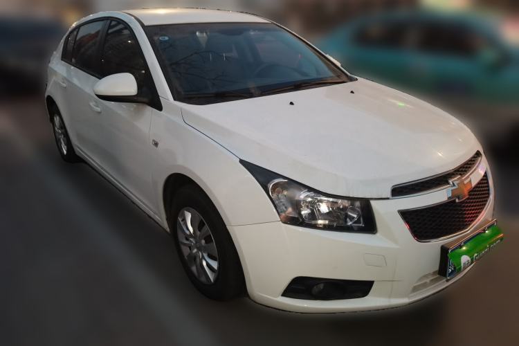 Used Chevrolet Cruze 2015 Hatchback 1.6L Manual Comfort Edition Front Right 45 Deg