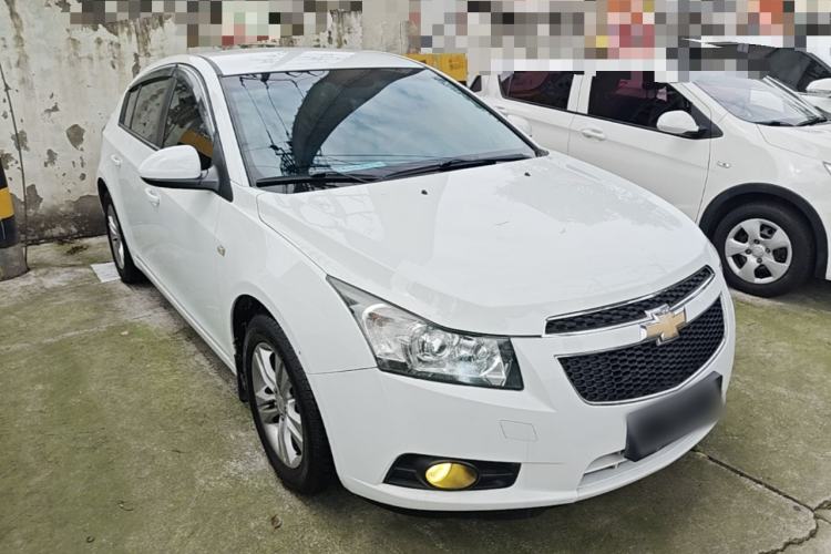Used Chevrolet Cruze 2015 Hatchback 1.6L Automatic Comfort Edition Front Right 45 Deg