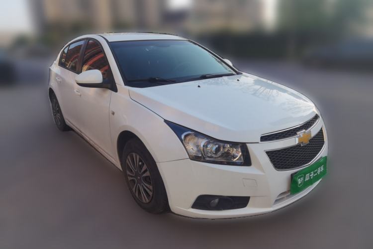 Used Chevrolet Cruze 2015 Hatchback 1.6L Manual Comfort Edition Front Right 45 Deg