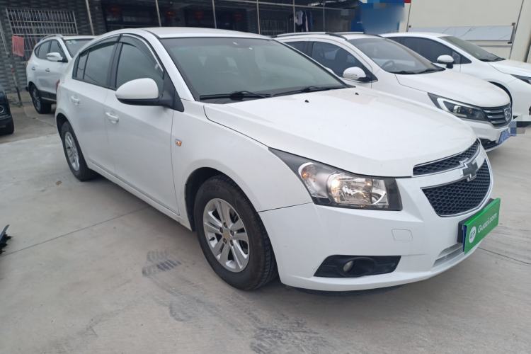 Used Chevrolet Cruze 2015 Hatchback 1.6L Manual Comfort Edition Front Right 45 Deg