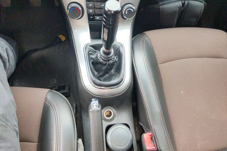 Used Chevrolet Cruze 2015 Hatchback 1.6L Manual Comfort Edition Gear Lever