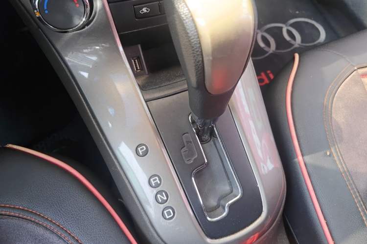 Used Chevrolet Cruze 2015 1.5L Classic SE AT Gear Lever