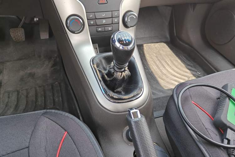 Used Chevrolet Cruze 2015 1.5L Classic SL MT Gear Lever
