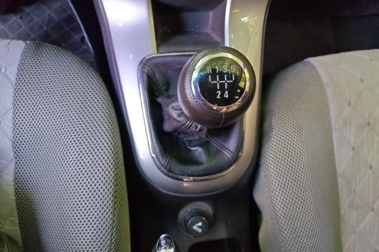 Used Chevrolet Cruze 2015 Hatchback 1.6L Manual Comfort Edition Gear Lever
