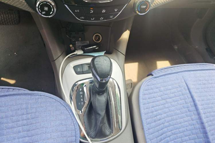 Used Chevrolet Cruze 2015 1.5L Automatic Fashion Navigation Edition Gear Lever
