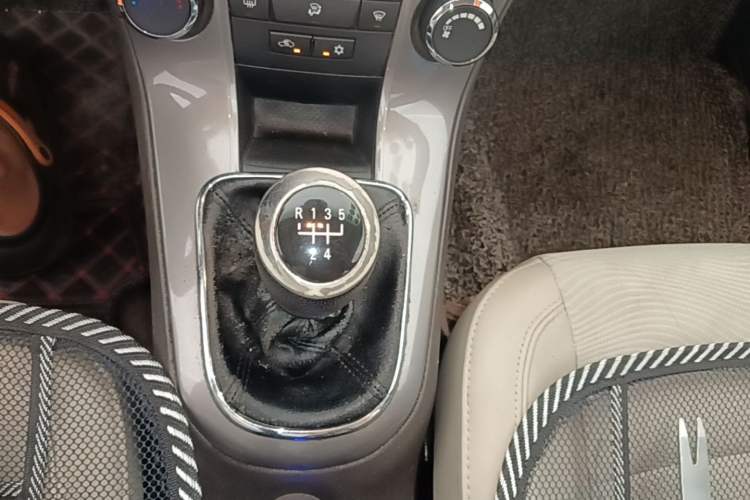 Used Chevrolet Cruze 2015 1.5L Classic SE MT Gear Lever