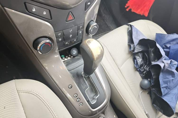 Used Chevrolet Cruze 2015 1.5L Classic SE AT Gear Lever