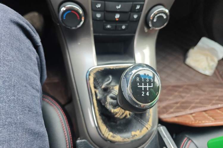 Used Chevrolet Cruze 2015 1.5L Classic SE MT Gear Lever