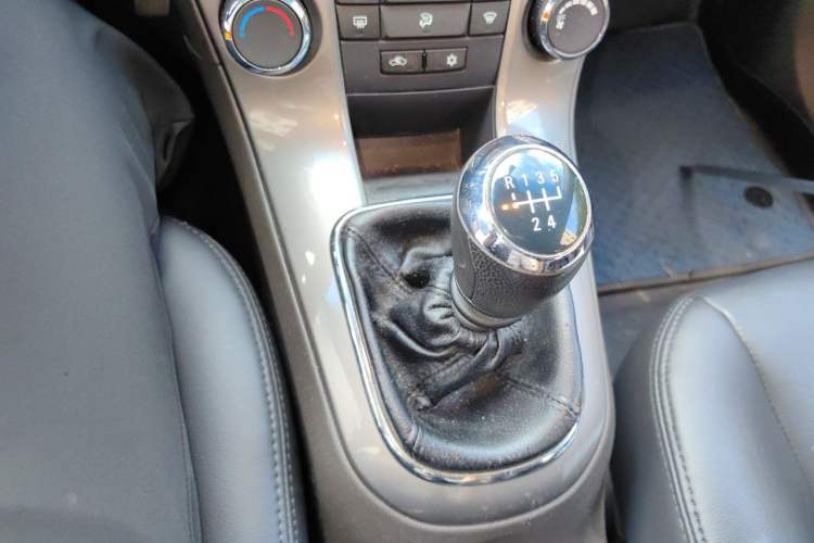Used Chevrolet Cruze 2015 1.5L Classic SE MT Gear Lever
