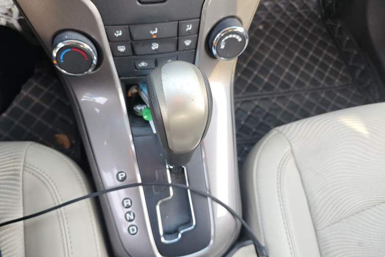 Used Chevrolet Cruze 2015 1.5L Classic SE AT Gear Lever