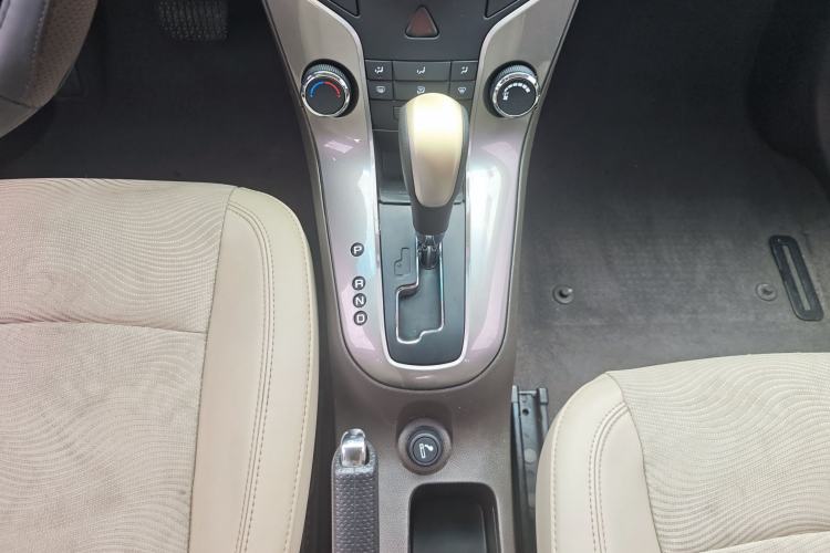 Used Chevrolet Cruze 2015 1.5L Classic SE AT Gear Lever
