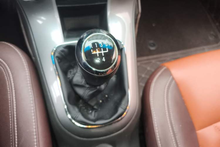 Used Chevrolet Cruze 2015 1.5L Classic SE MT Gear Lever