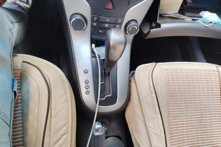 Used Chevrolet Cruze 2015 Hatchback 1.6L Automatic Comfort Edition Gear Lever