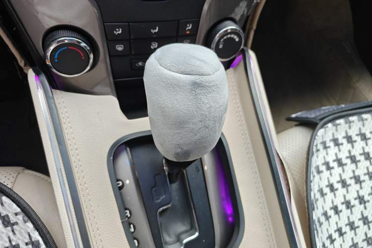 Used Chevrolet Cruze 2015 1.5L Classic SE AT Gear Lever