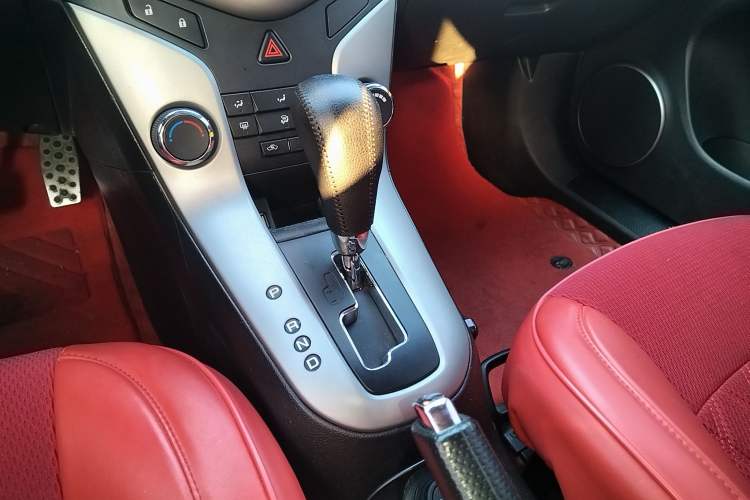 Used Chevrolet Cruze 2015 Hatchback 1.6L Automatic Comfort Edition Gear Lever